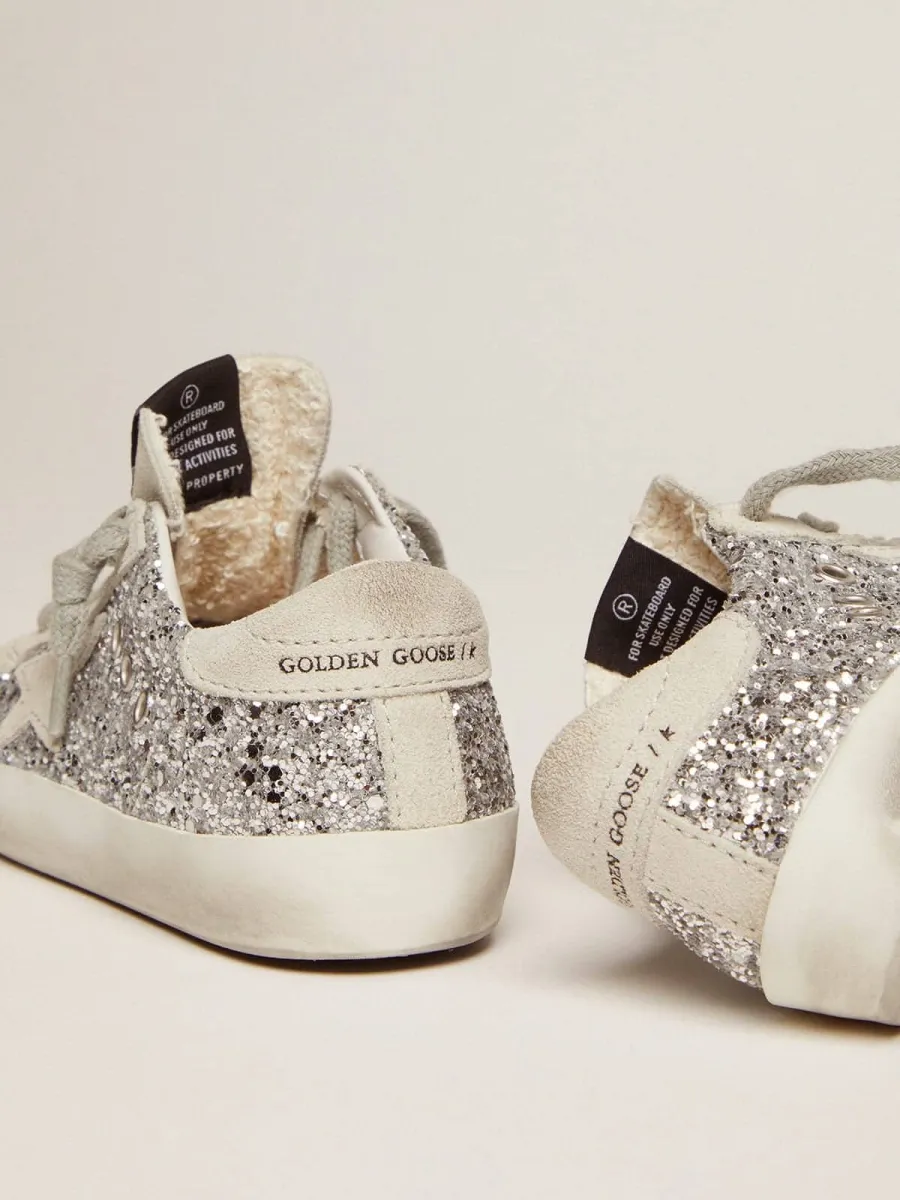 Super-Star Junior con glitter argento e dettagli in suede