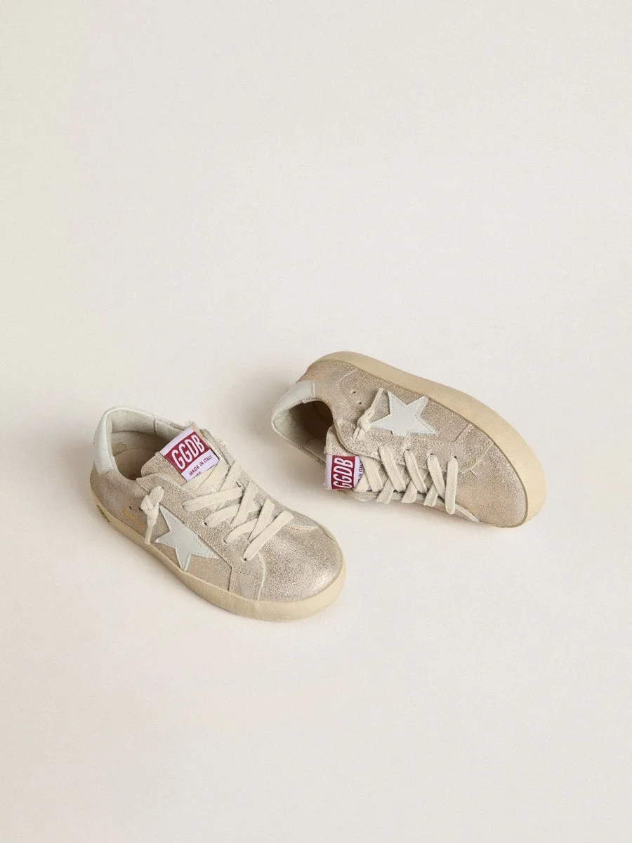Super-Star Junior in suede effetto laminato color sabbia con stella in pelle bianca