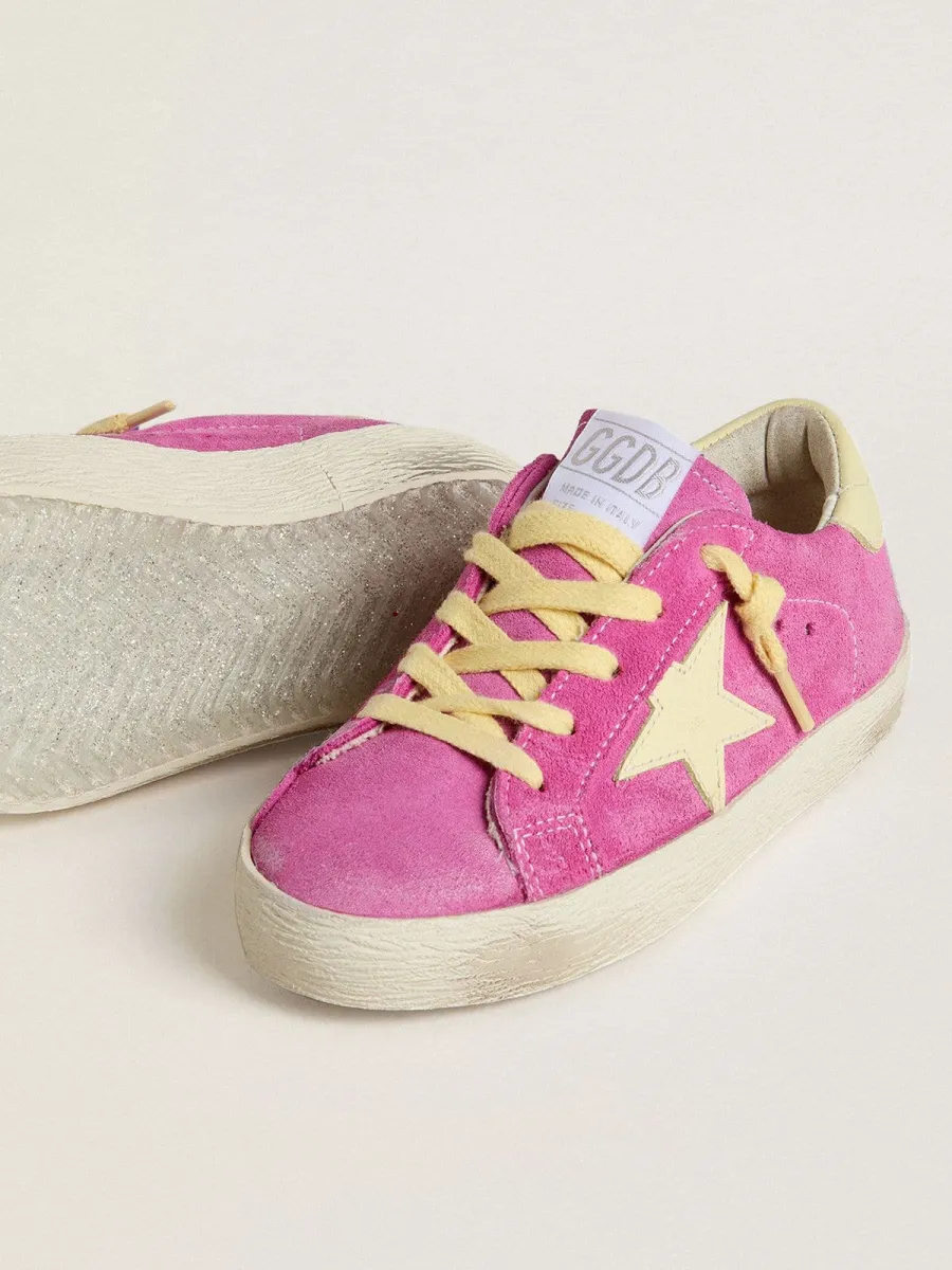 Super-Star Junior in suede rosa con stella e talloncino giallo chiaro
