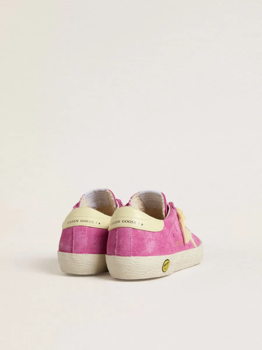 Super-Star Junior in suede rosa con stella e talloncino giallo chiaro