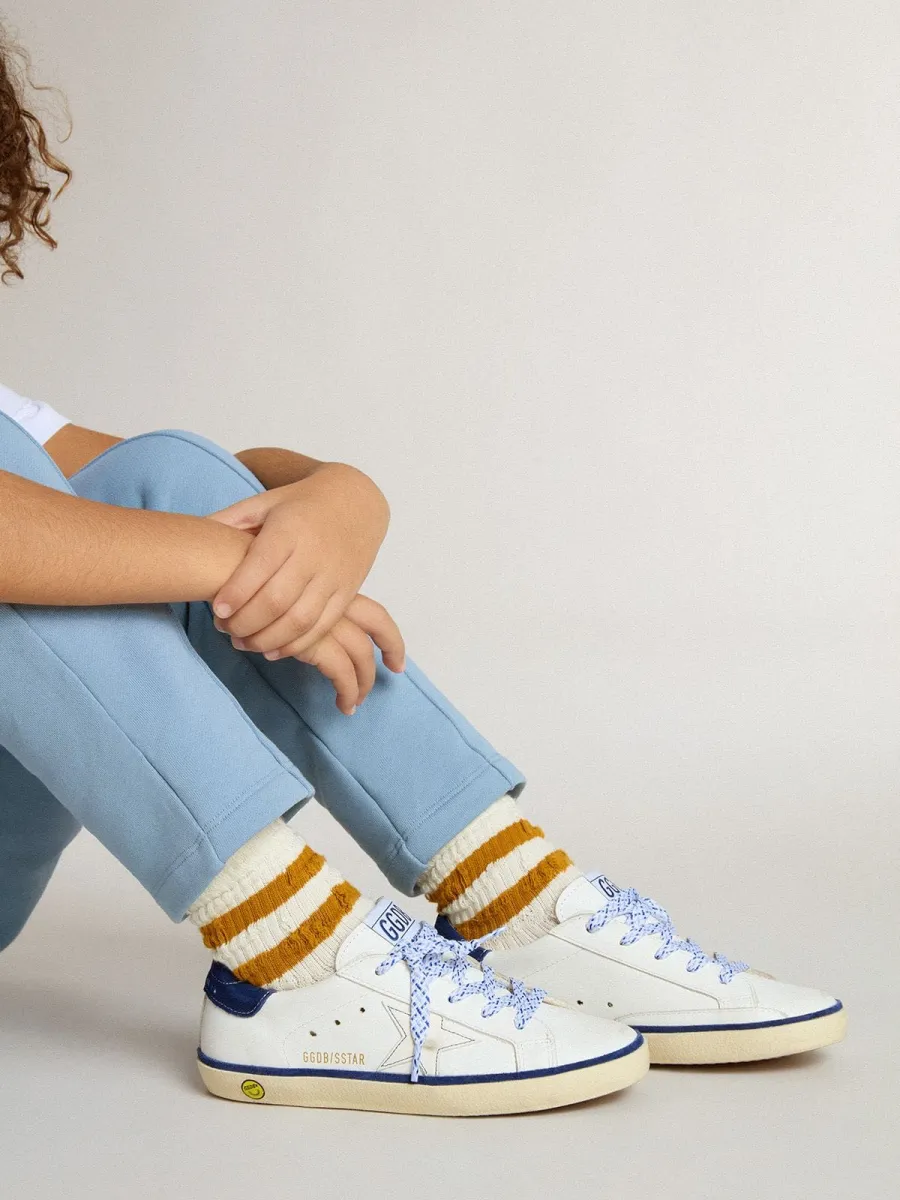 Super-Star Junior in pelle bianca e talloncino in suede blu