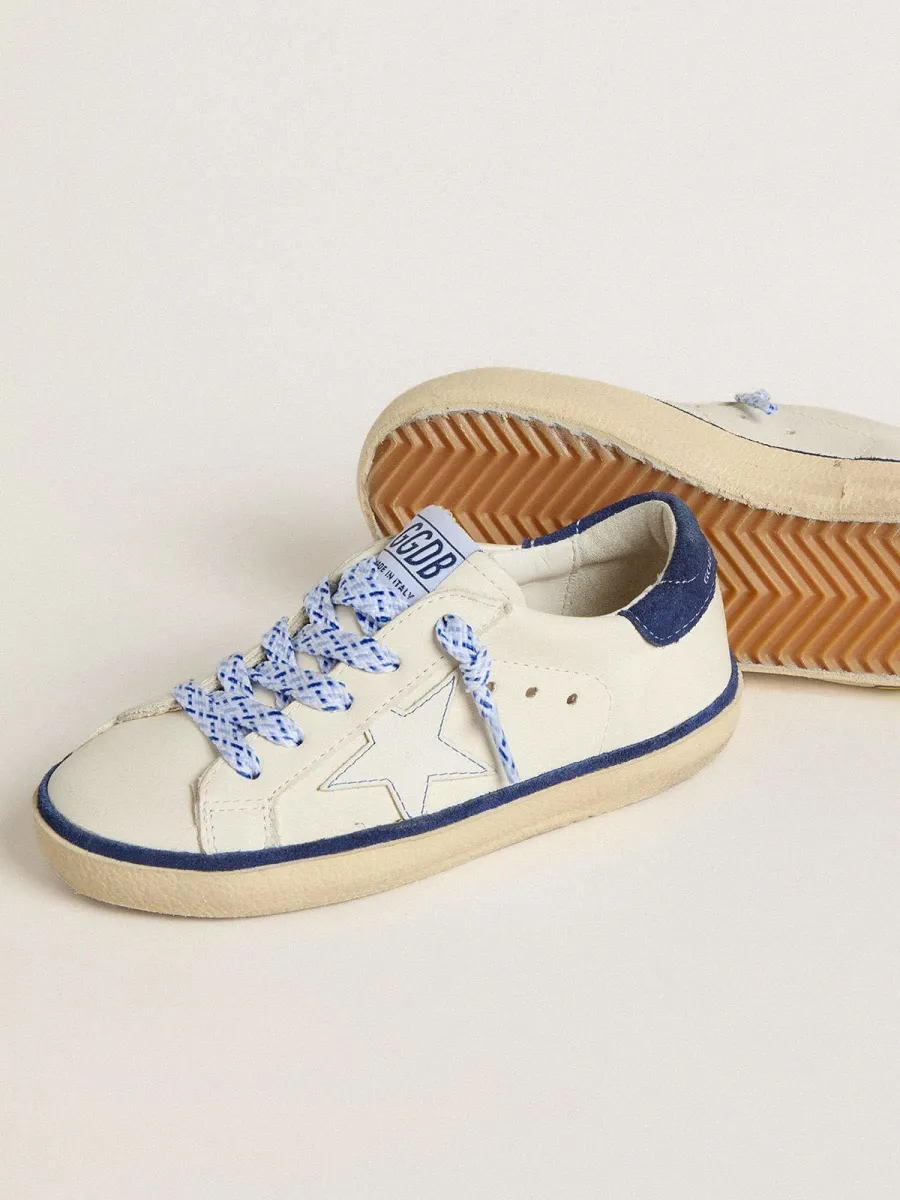 Super-Star Junior in pelle bianca e talloncino in suede blu