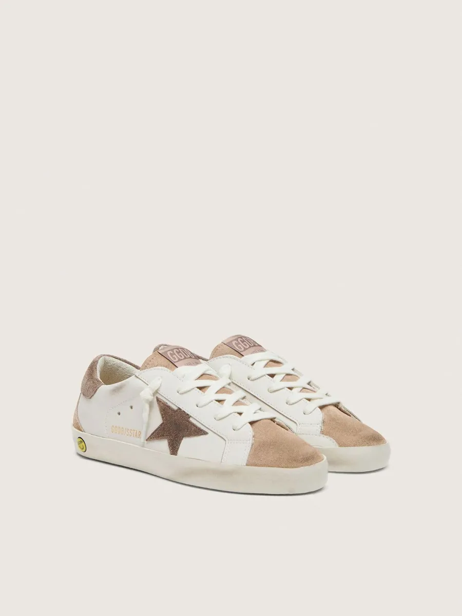 Super-Star junior in pelle bianca con stella in suede grigio scuro e inserti in suede beige