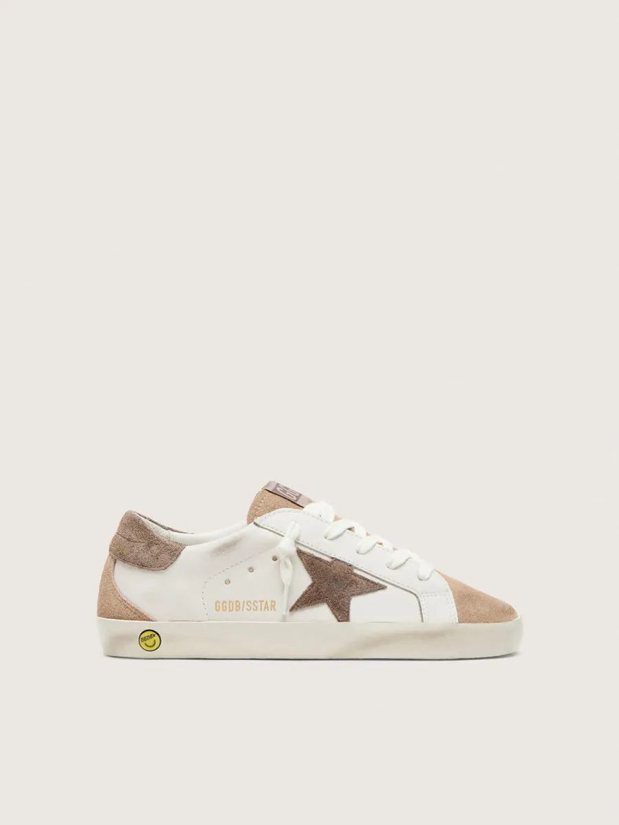 Super-Star junior in pelle bianca con stella in suede grigio scuro e inserti in suede beige