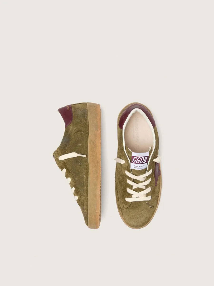 Super-Star Junior in suede verde militare con stella e talloncino in pelle color bordeaux