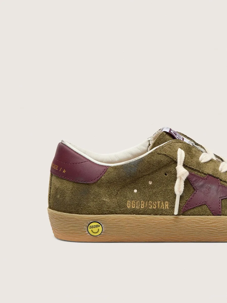 Super-Star Junior in suede verde militare con stella e talloncino in pelle color bordeaux