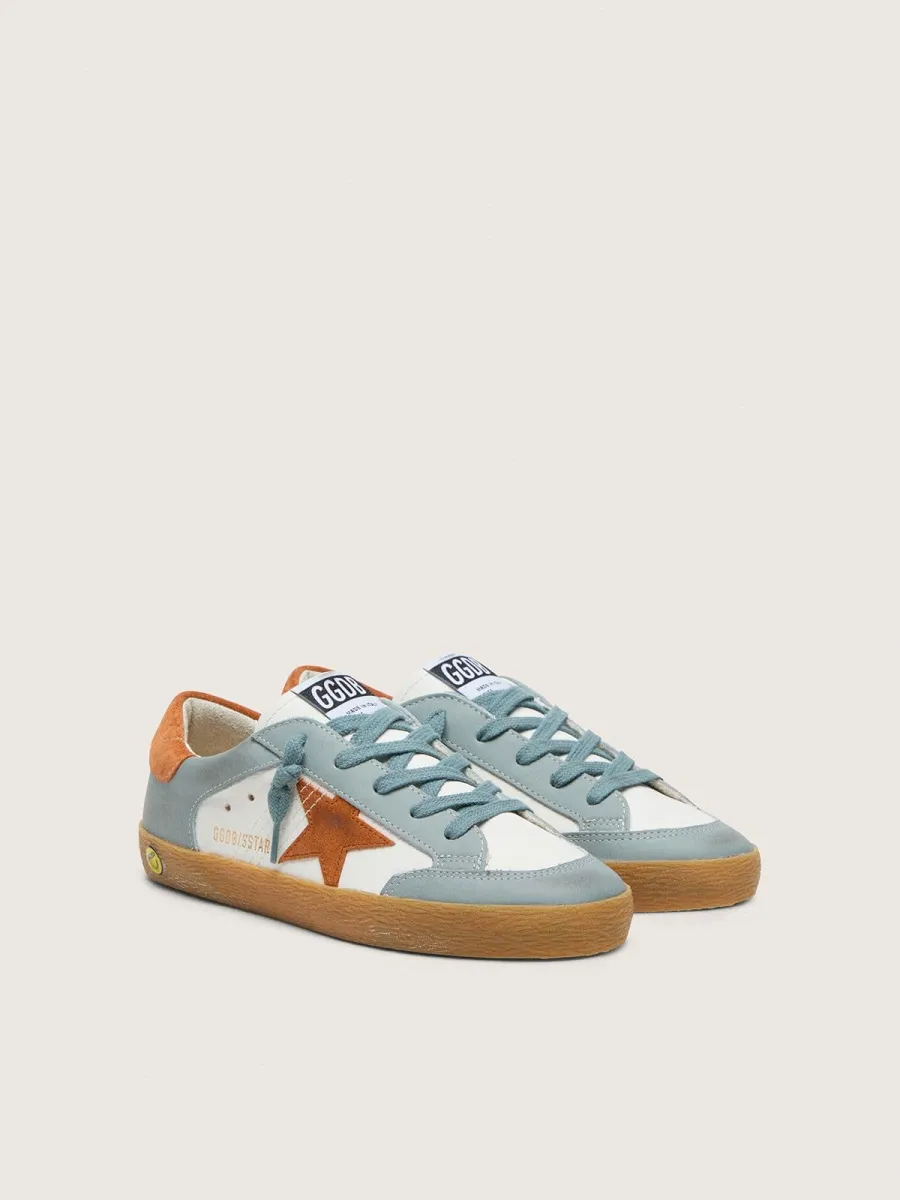 Super-Star junior in pelle bianca e azzurro ghiaccio con stella in suede arancione