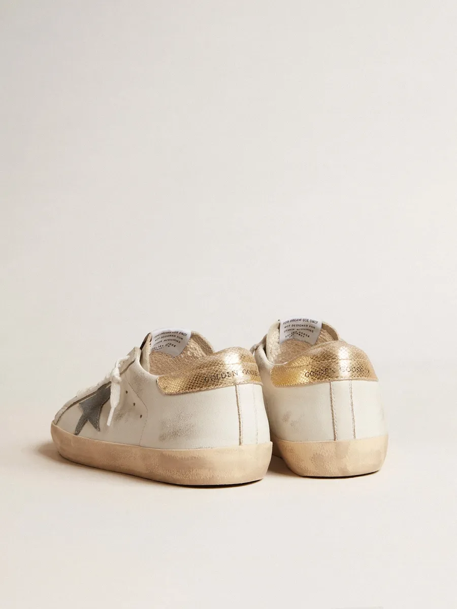 Super-Star Uomo con stella in suede e talloncino in pelle pitonata platino