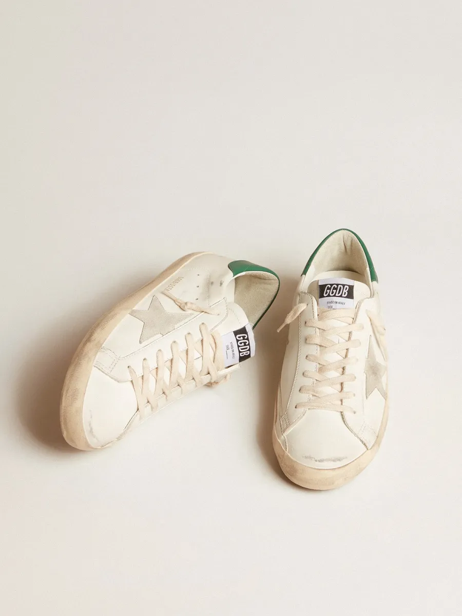 Super-Star in pelle bianca con stella in pelle suede grigio ghiaccio e talloncino in pelle verde