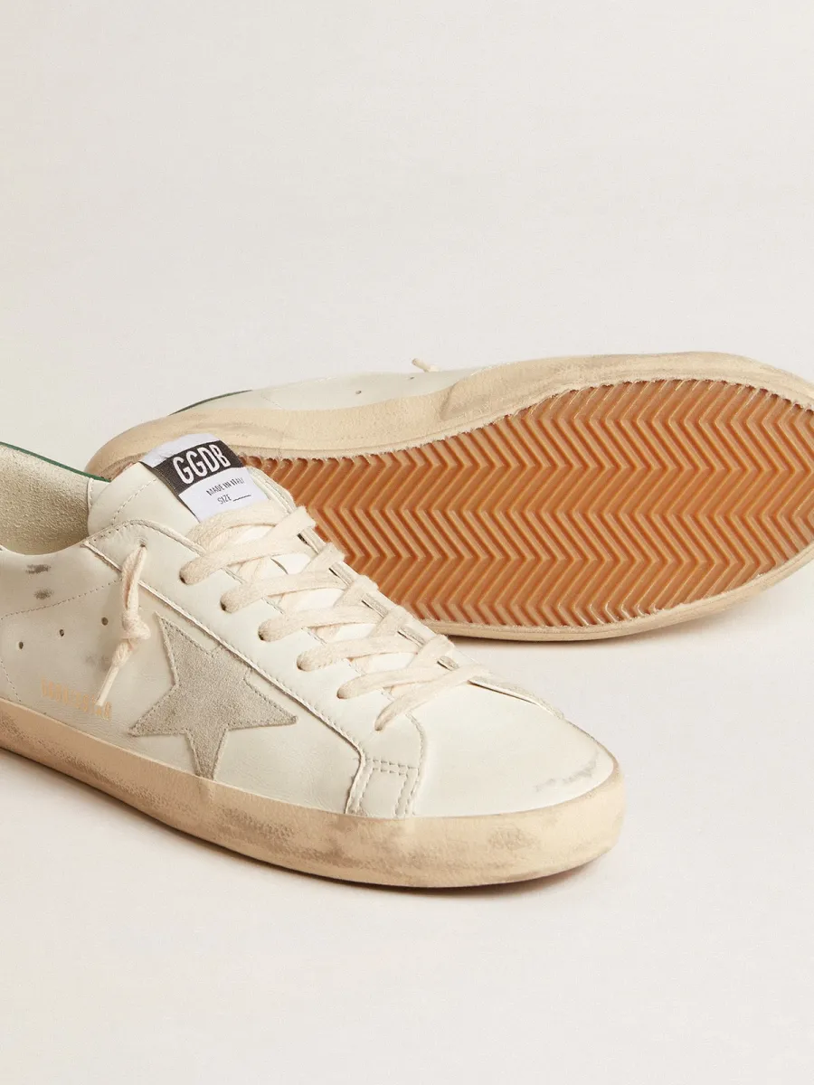 Super-Star in pelle bianca con stella in pelle suede grigio ghiaccio e talloncino in pelle verde