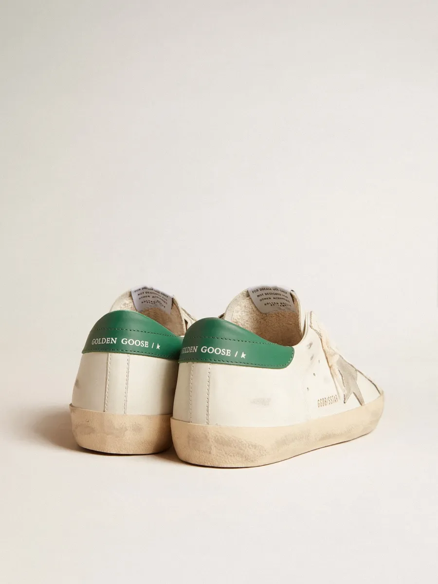 Super-Star in pelle bianca con stella in pelle suede grigio ghiaccio e talloncino in pelle verde