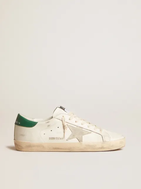 Super-Star in pelle bianca con stella in pelle suede grigio ghiaccio e talloncino in pelle verde