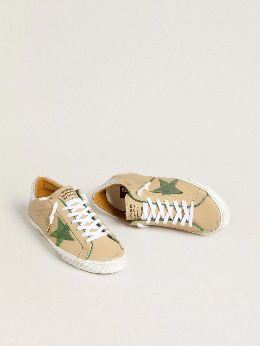 Super-Star LTD in pelle beige con stella in suede verde e talloncino in pelle laminata argento