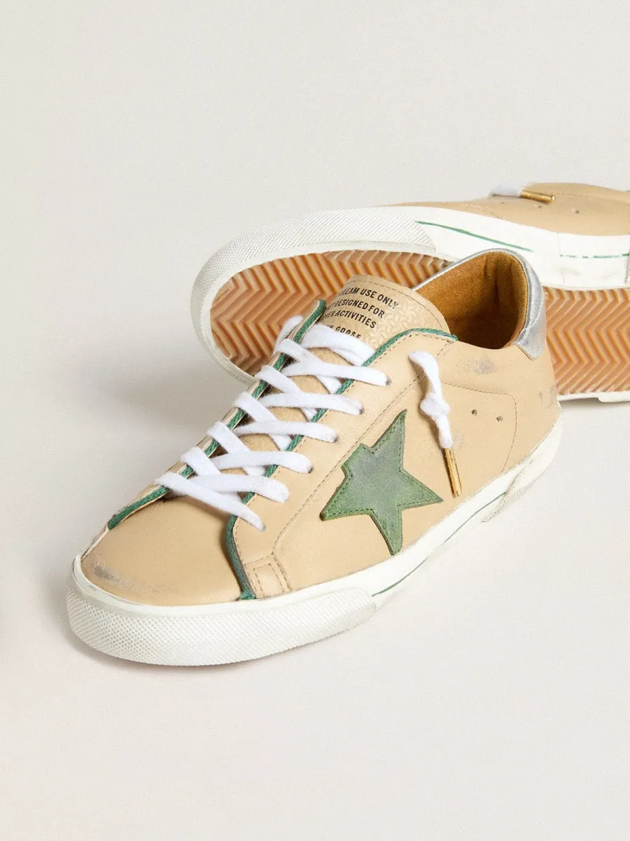 Super-Star LTD in pelle beige con stella in suede verde e talloncino in pelle laminata argento