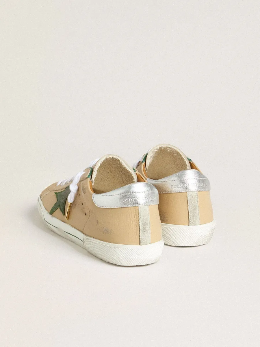 Super-Star LTD in pelle beige con stella in suede verde e talloncino in pelle laminata argento
