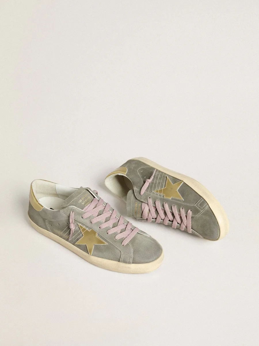 Super-Star Uomo in suede grigio con stella e talloncino in pelle laminata oro