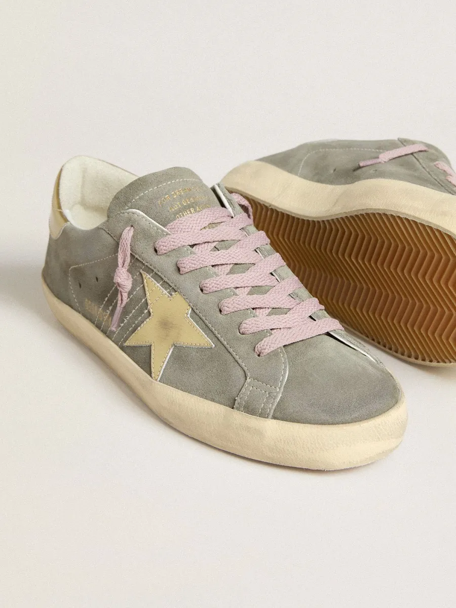 Super-Star Uomo in suede grigio con stella e talloncino in pelle laminata oro