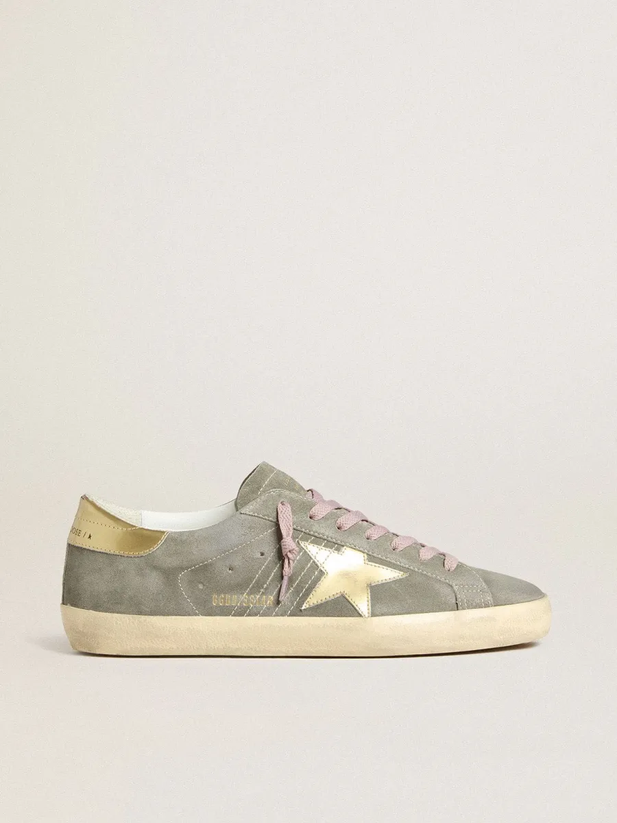 Super-Star Uomo in suede grigio con stella e talloncino in pelle laminata oro