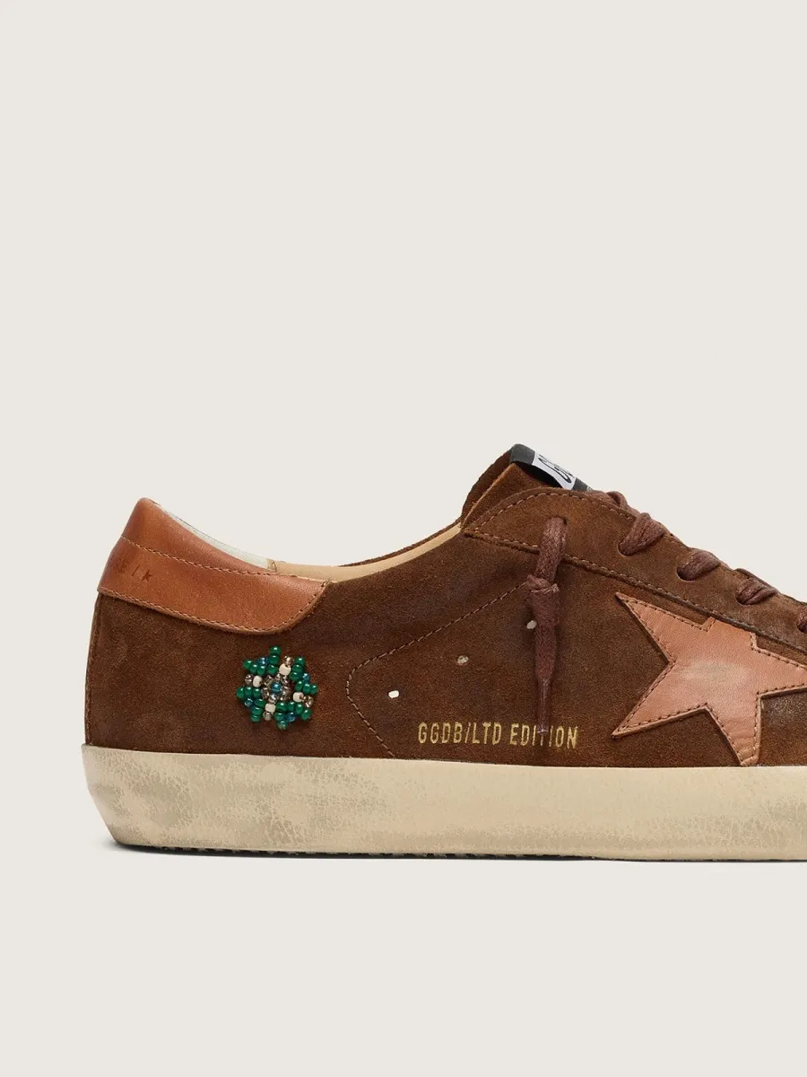 Super-Star LTD uomo in suede color marrone con stella in pelle mattone e ricamo con perline verdi