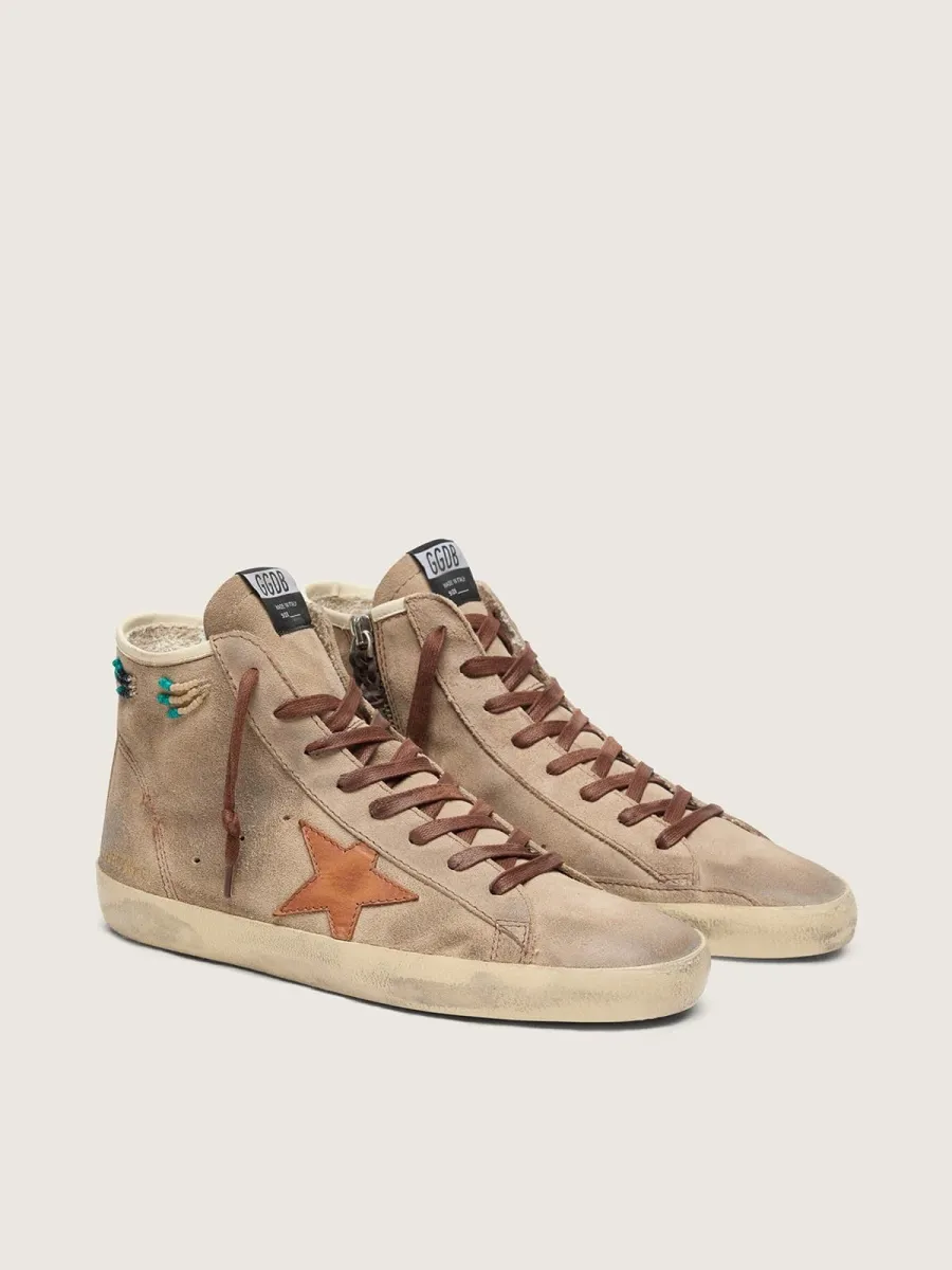 Francy uomo in suede beige con stella in pelle marrone e perline colorate applicate