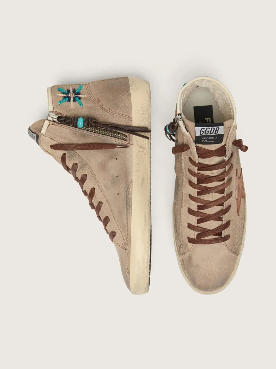 Francy uomo in suede beige con stella in pelle marrone e perline colorate applicate