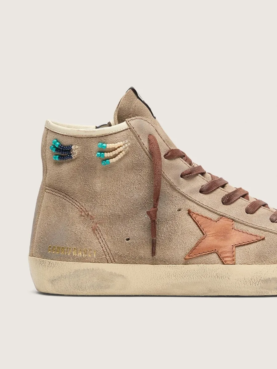 Francy uomo in suede beige con stella in pelle marrone e perline colorate applicate