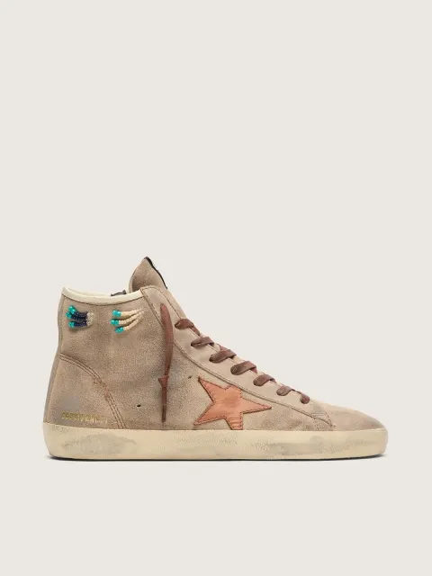 Francy uomo in suede beige con stella in pelle marrone e perline colorate applicate