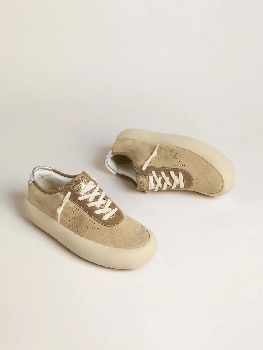 Space-Star Uomo in suede beige con stella tarforata e talloncino laminato argento
