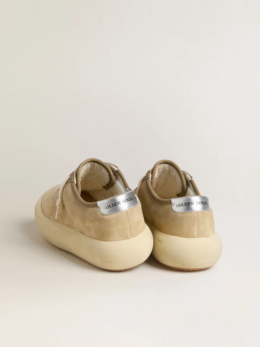 Space-Star Uomo in suede beige con stella tarforata e talloncino laminato argento