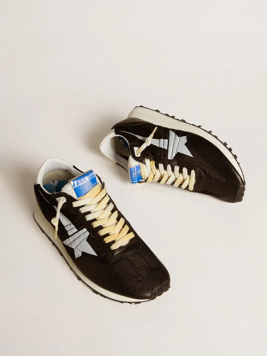 Marathon Uomo con tomaia in nylon di colore nero e stella bianca