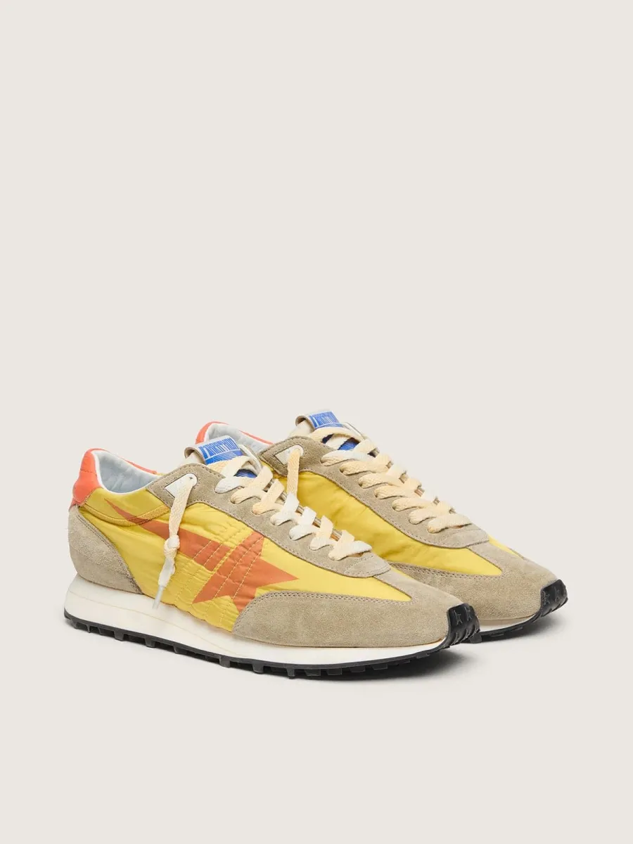 Marathon Uomo con tomaia in nylon di colore giallo e stella arancione