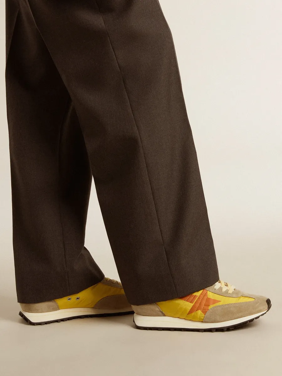 Marathon Uomo con tomaia in nylon di colore giallo e stella arancione
