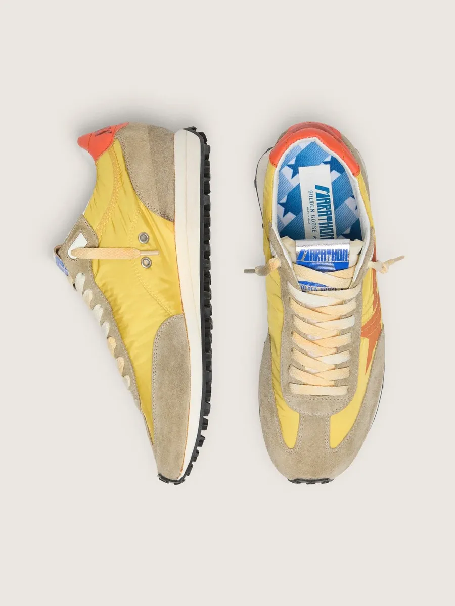 Marathon Uomo con tomaia in nylon di colore giallo e stella arancione
