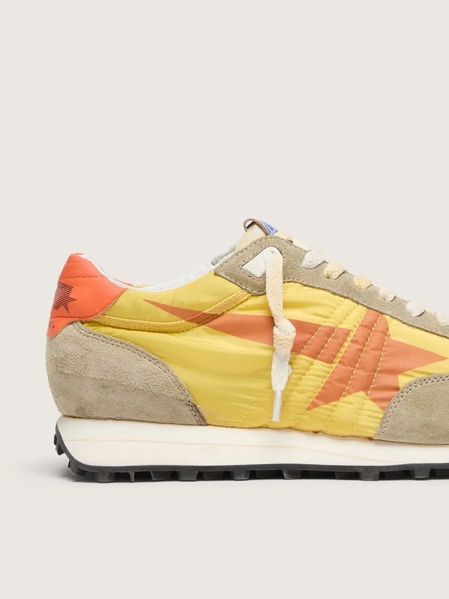Marathon Uomo con tomaia in nylon di colore giallo e stella arancione