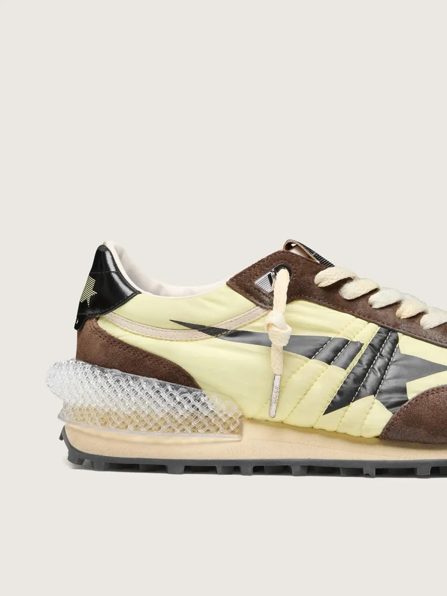 Marathon uomo in nylon giallo lime, con stella nera e inserti in suede marrone