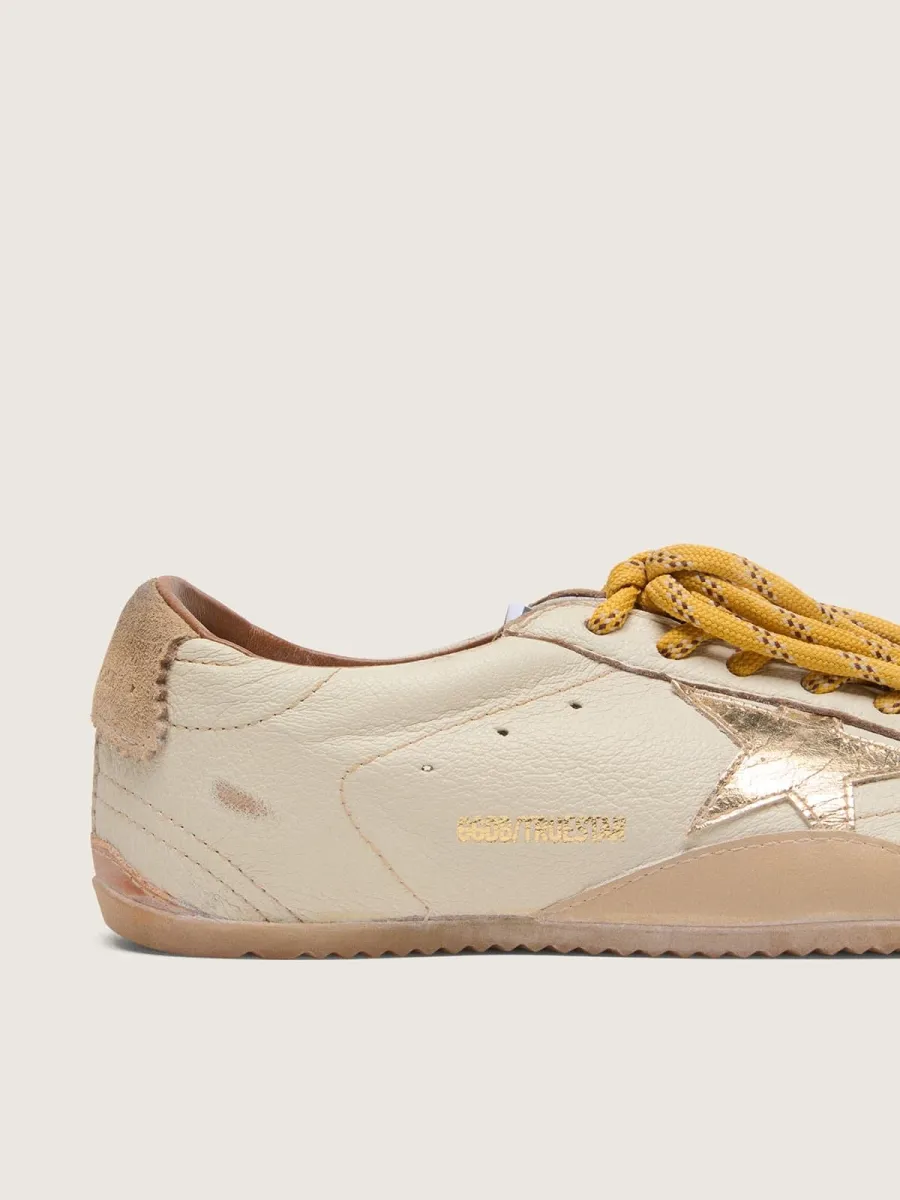 True-Star Uomo in nappa bianca con stella in pelle laminata oro e talloncino in suede beige