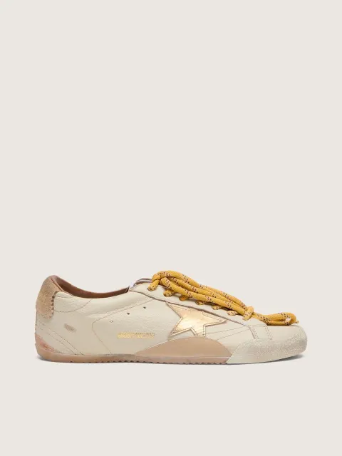 True-Star Uomo in nappa bianca con stella in pelle laminata oro e talloncino in suede beige