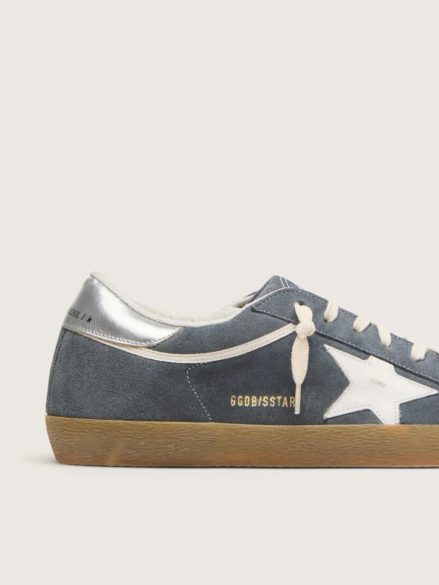 Super-Star Uomo in suede grigio con stella in pelle bianca e talloncino in pelle argento