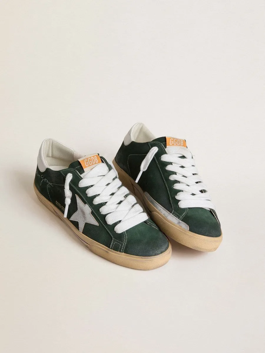 Super-Star Uomo in suede verde con stella in pelle laminata argento e talloncino in pelle
