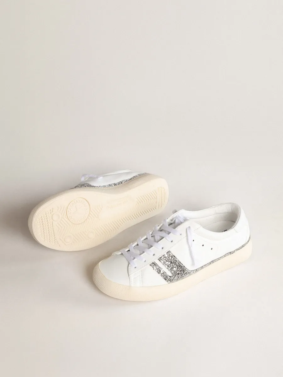 Sneaker Yatay Model 1B sostenibile con tomaia bio-based bianca e Y in glitter argento riciclato