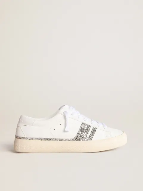 Sneaker Yatay Model 1B sostenibile con tomaia bio-based bianca e Y in glitter argento riciclato
