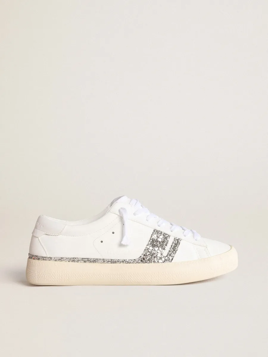 Sneaker Yatay Model 1B sostenibile con tomaia bio-based bianca e Y in glitter argento riciclato
