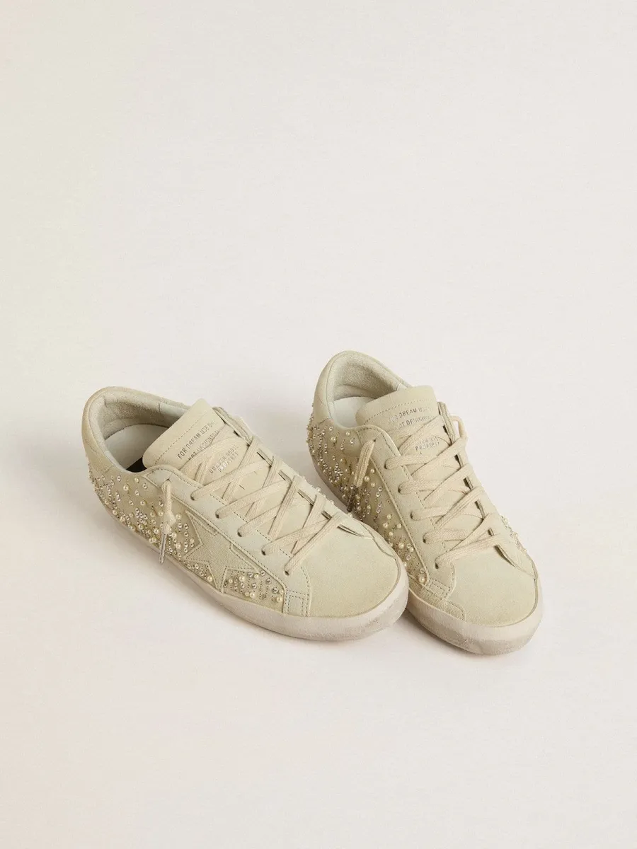 Super-Star Donna in suede beige con perle e cristalli Swarovski