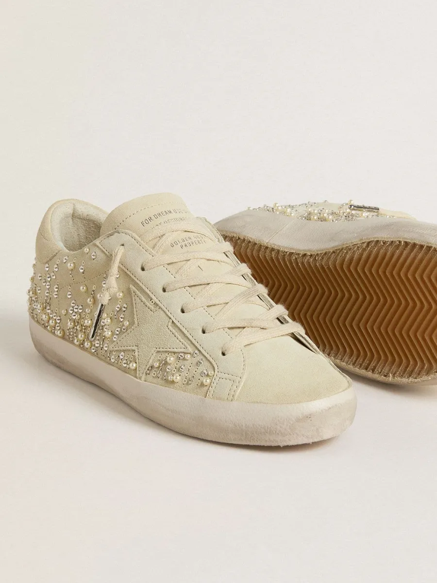 Super-Star Donna in suede beige con perle e cristalli Swarovski