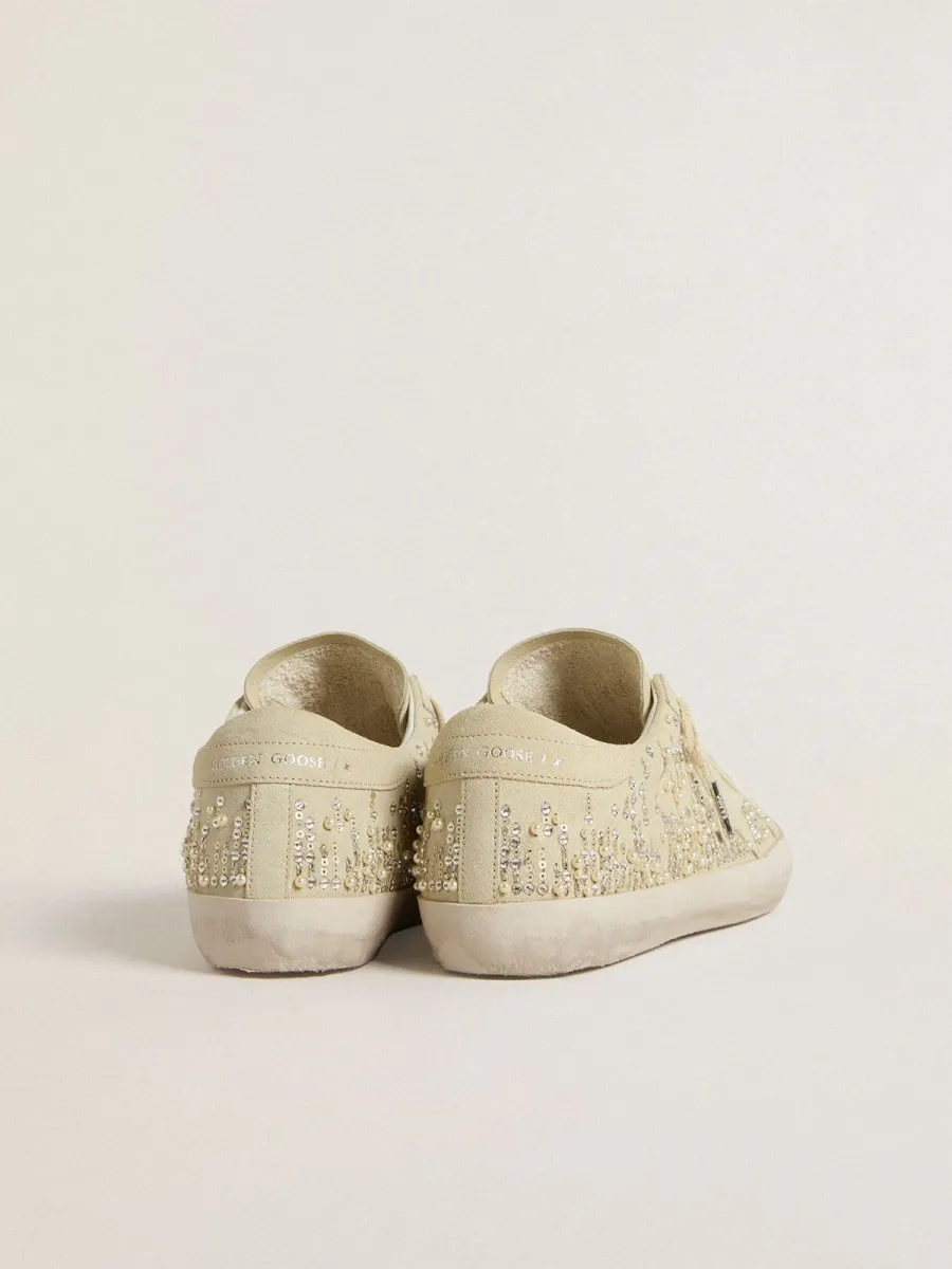 Super-Star Donna in suede beige con perle e cristalli Swarovski