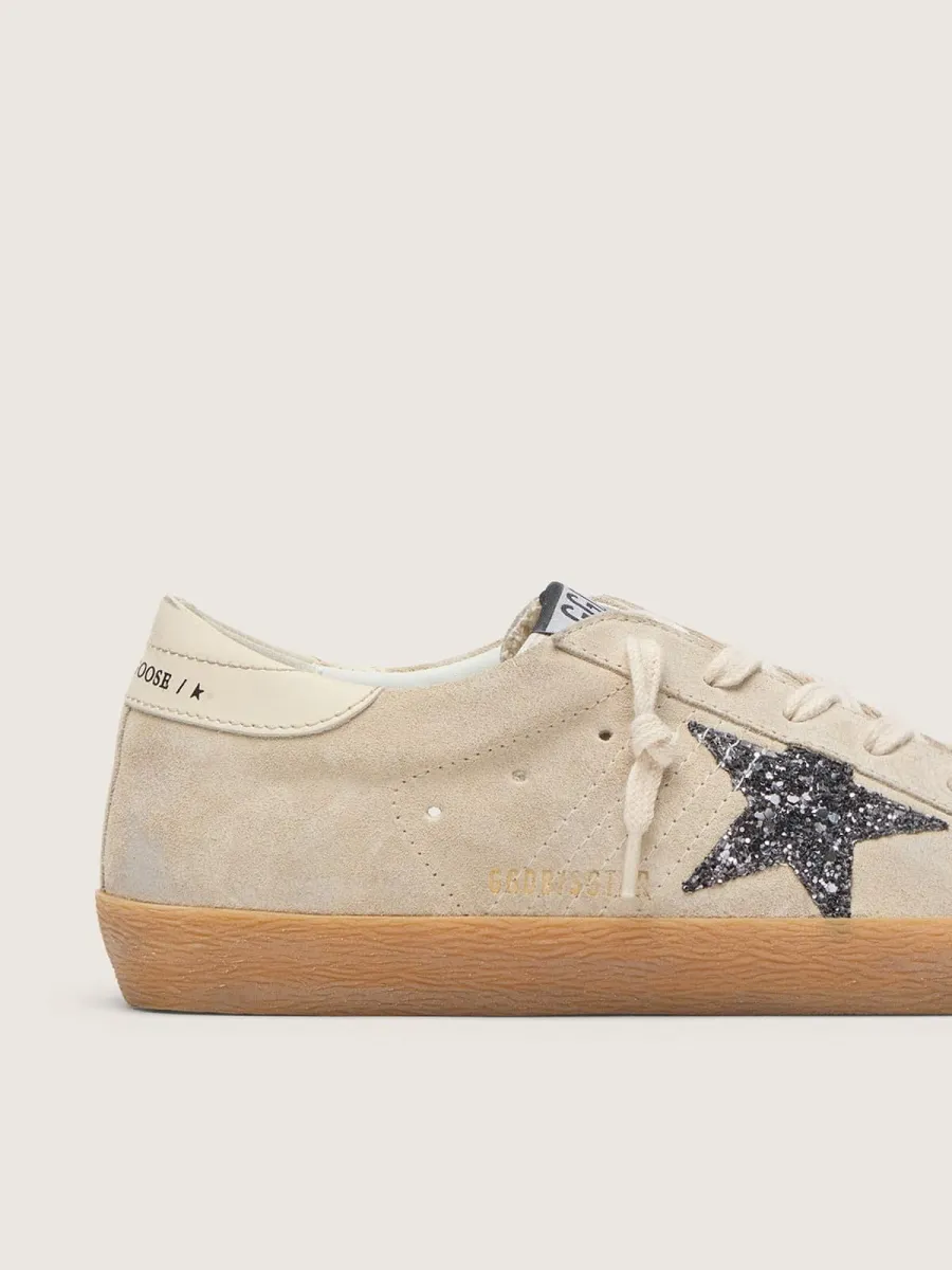 Super-Star Donna in suede grigio ghiaccio con stella in glitter argento e talloncino in pelle