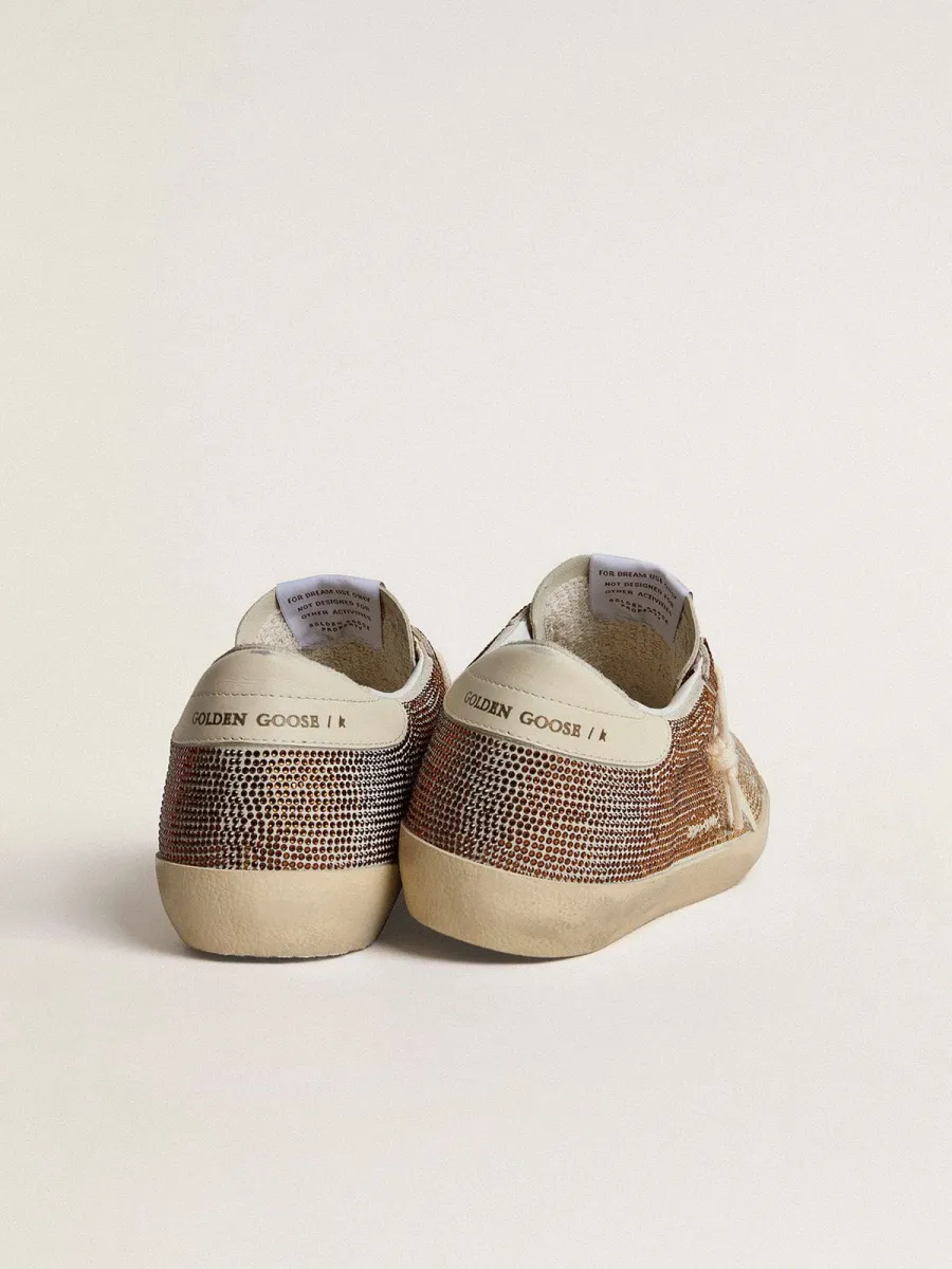 Super-Star in suede beige e cristalli multicolor con stella e talloncino in pelle color panna