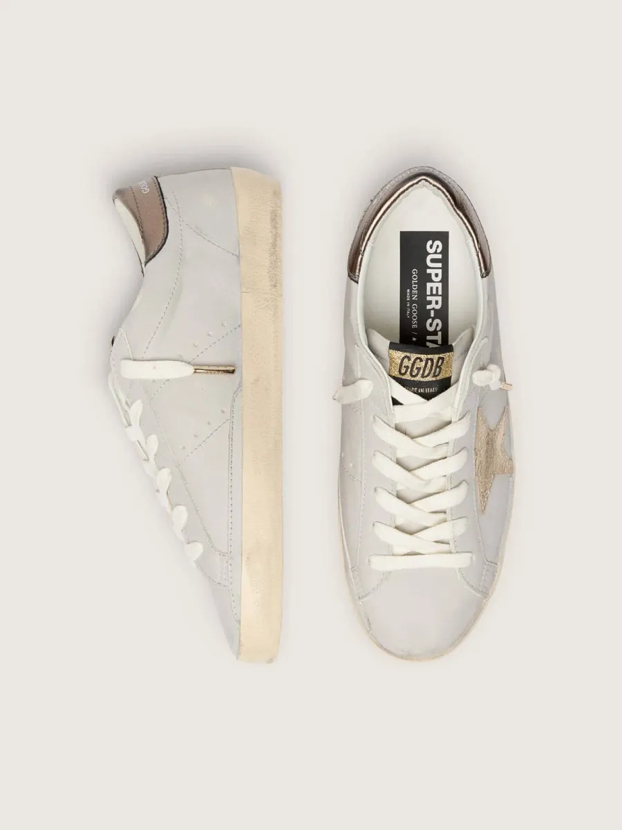 Super-Star con stella in pelle cracklé e talloncino in pelle laminata metallico