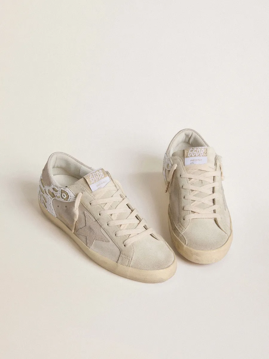 Super-Star Donna in suede beige con ricamo in perline e stella in suede laminato