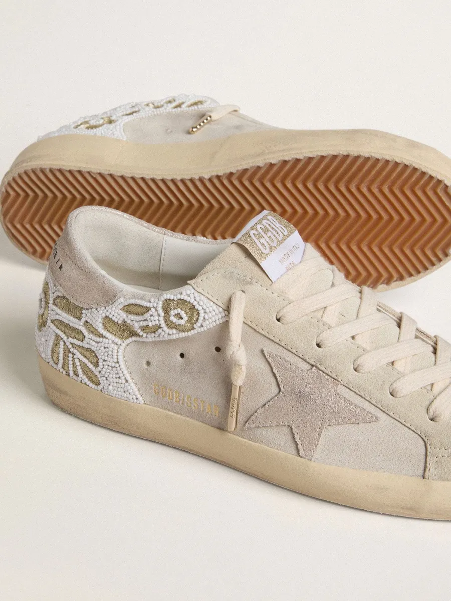 Super-Star Donna in suede beige con ricamo in perline e stella in suede laminato